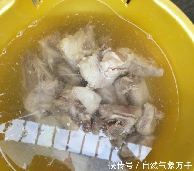 酸豆角烧排骨,香气扑鼻,一点都不油腻!