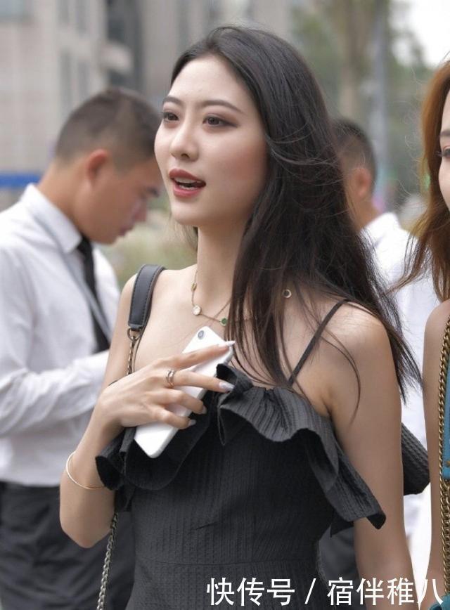 小姐姐选择了精致的妆容，让自己看起来更显俏美