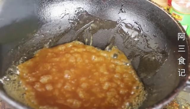  莲藕别再炖汤了，教你1个新做法，比吃肉都香，上桌连汤汁都不剩