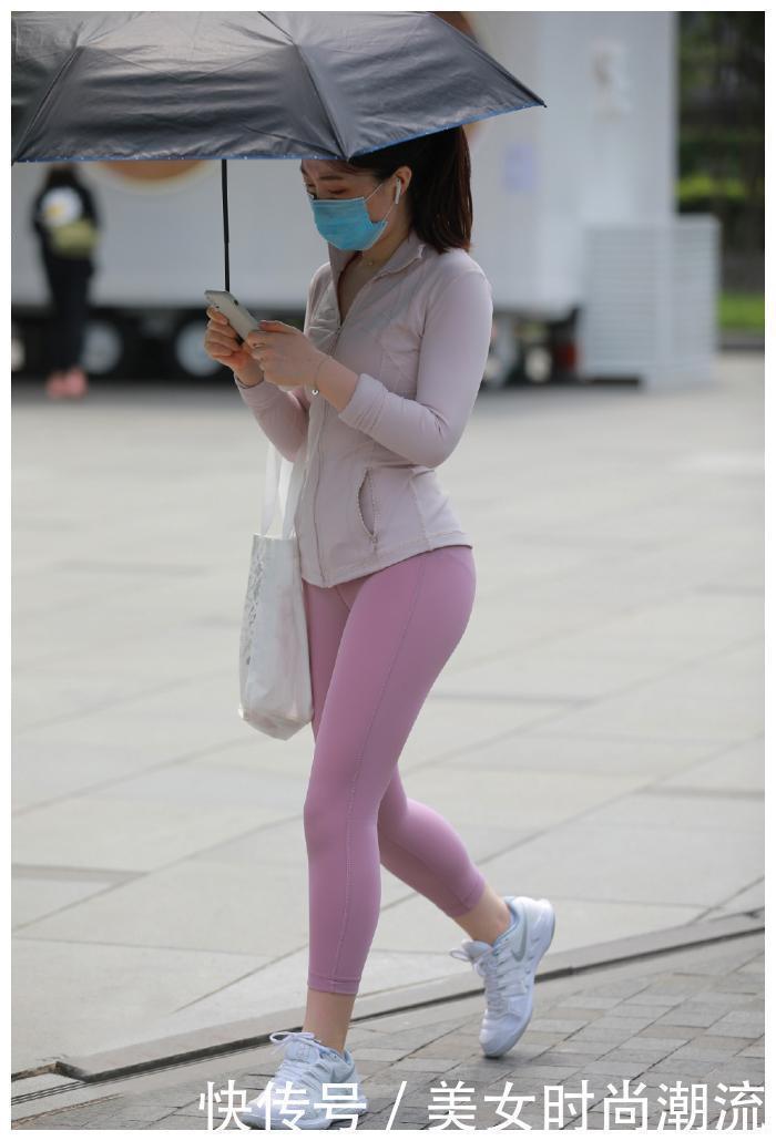 粉色的运动裤, 裤子属于富有弹性的款式, 体验到舒适自在的感觉