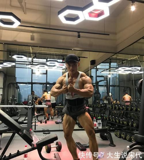小伙|95后健身小伙，坚持健身十余年，网友：肌肉精神小伙