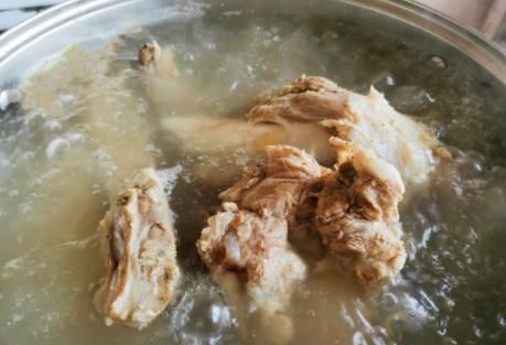 牢记|炖大骨汤时,牢记“1做2不放”,骨头汤香浓奶白味道香,无腥味