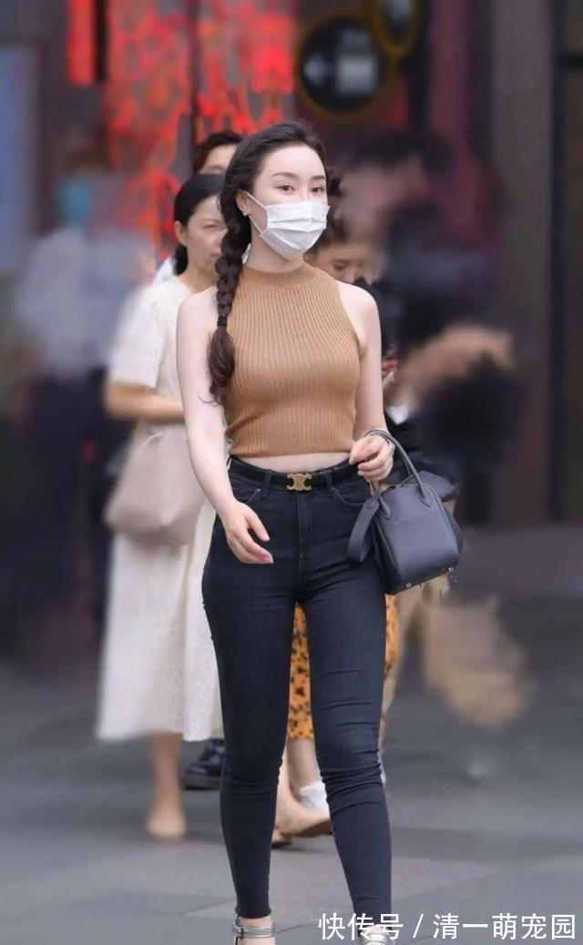 搭配|黄色V领长袖上衣搭配浅蓝色打底裤，简单搭配，休闲时尚