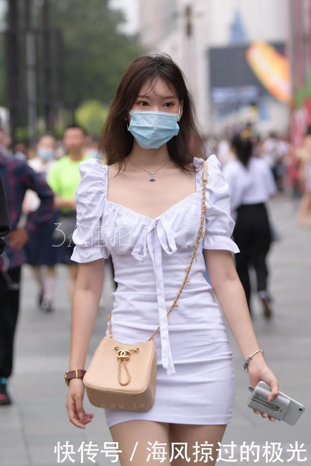 街拍简洁大方的小姐姐，黑色的吊带穿搭很动人！