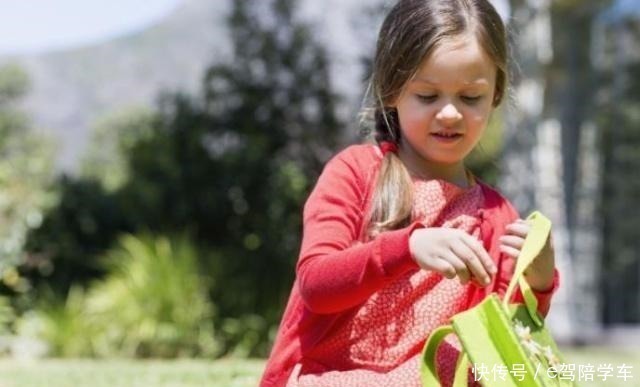 父母|女孩几岁来月经才正常过早或过晚可能都不好,家有女儿的要知道!