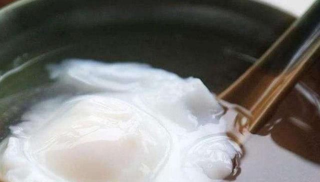 水煮荷包蛋时,水开下锅大错特错,多做这几步,鸡蛋圆整鲜嫩可口