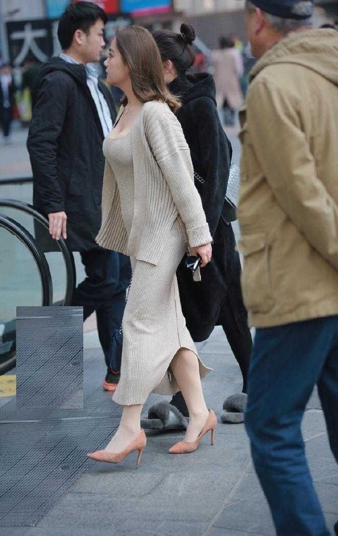 街拍:小姐姐,你这样的打扮虽然好看,但真的不冷吗?