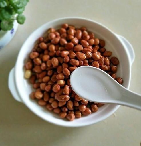 做油炸花生米,直接炸是大错!学会5技巧,又香又脆,放凉不回软