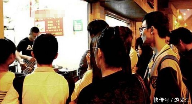 中年夫妻卖它养家,10元1个,没出锅就被抢光,邻摊看着就眼红!