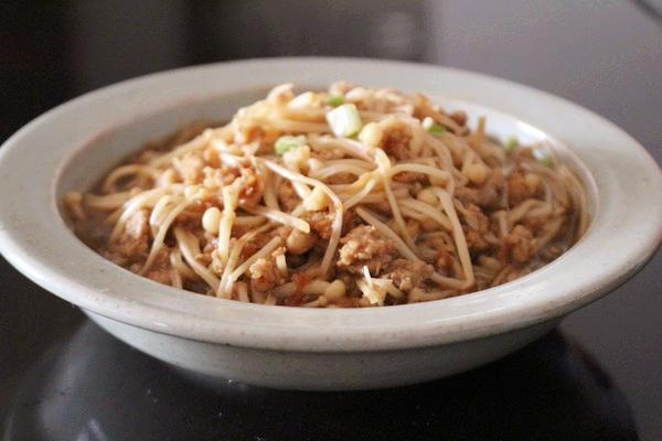 几种金针菇小炒，简单方便，下班快手菜试试呗！