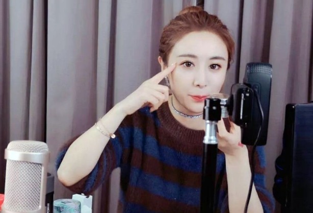 李佳琦|淘宝第一主播薇娅,李佳琦的劲敌,我停了,我背后的工厂就停了