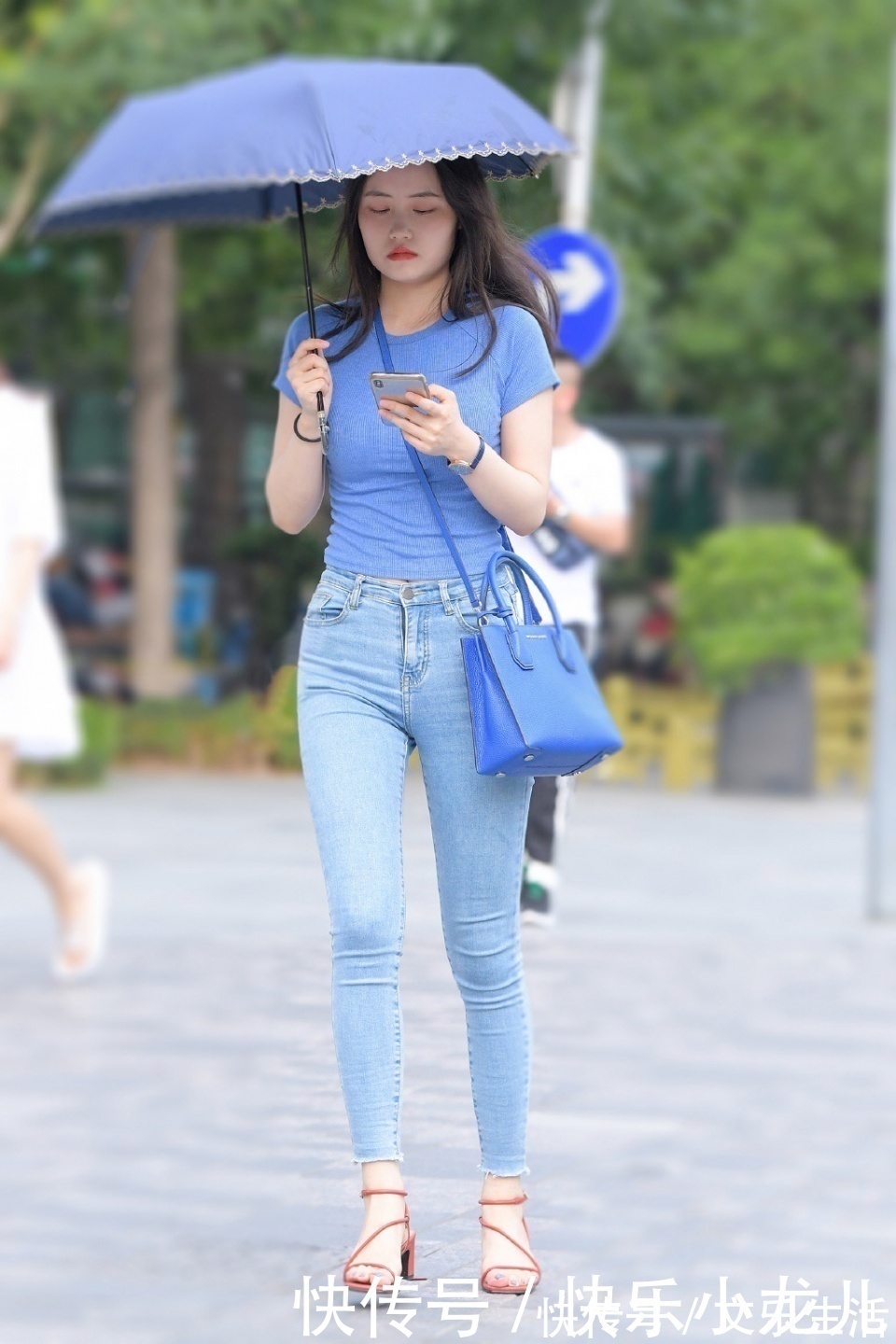 裤型 穿搭牛仔裤独特优雅,充满了美丽的曲线,特别迷人