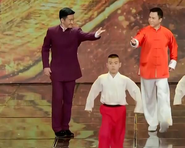 央视春晚亮点多：周杰伦撞脸陈赫，韩红酷似刘欢，倪妮最吸睛