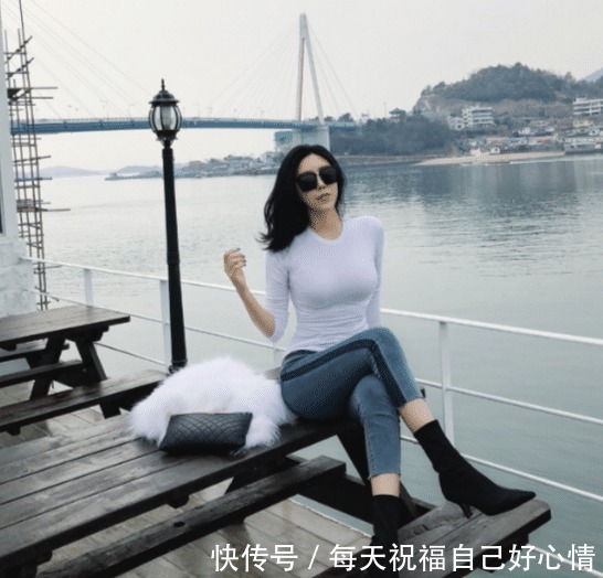 炎热的天气下，穿着一双黑色短靴就出门，不担心捂出痱子吗