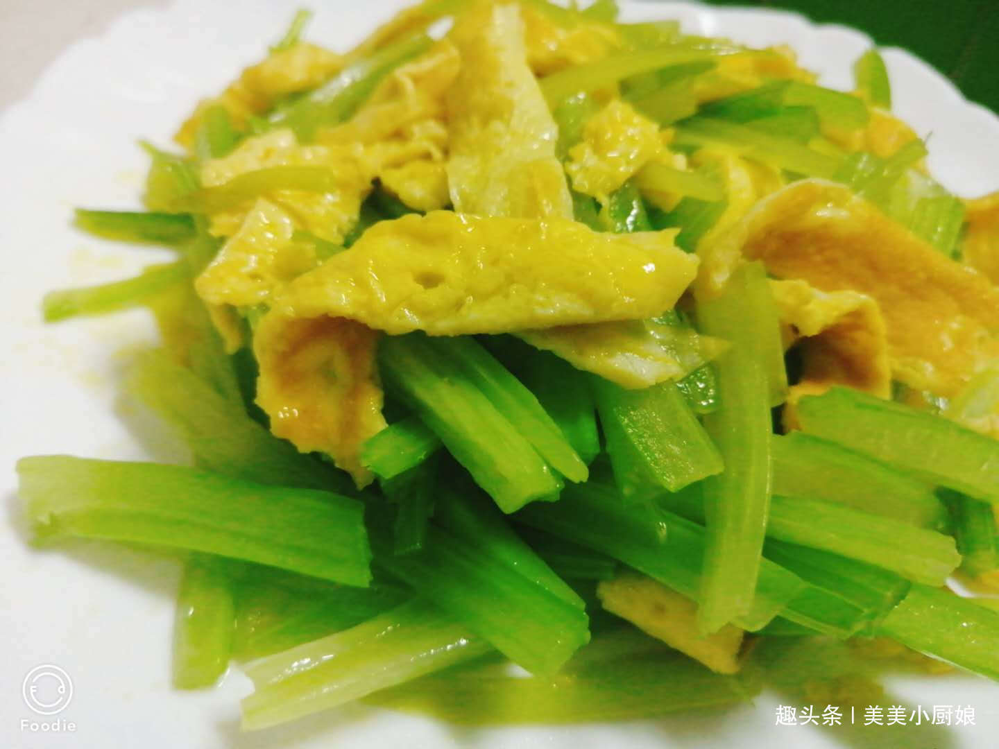 芹菜|这菜一炒就一大盘,鲜嫩可口,保护视力,关键很好吃