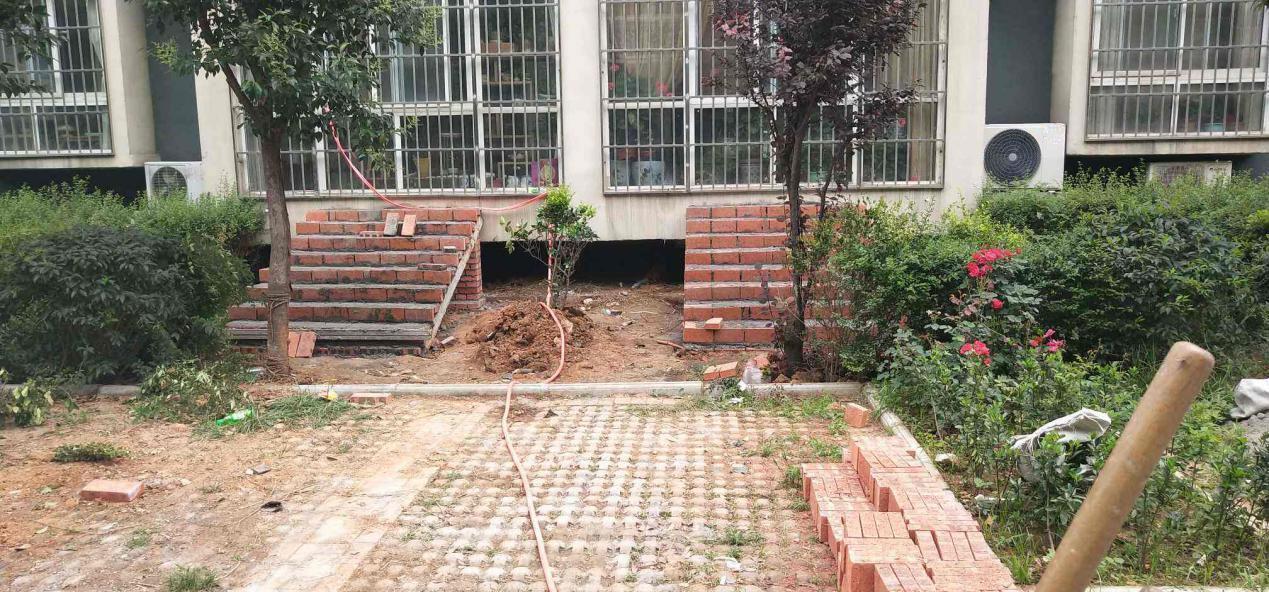 庭院|住的是别墅，门口院子搭圈围墙隔个小花园，邻居不允许：这是联排