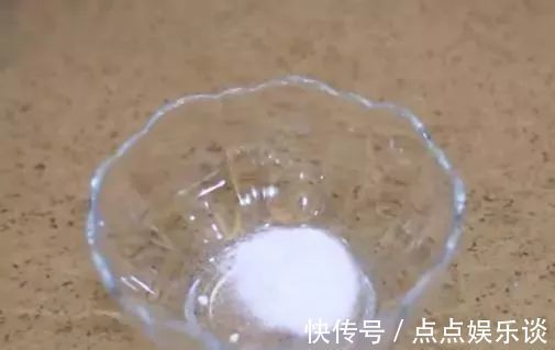 洗衣服时别只放洗衣液,多放一碗它,不用搓洗,衣服干净如新!