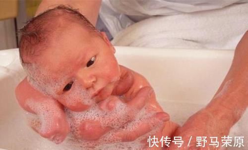 小宝宝|孩子生病老人这样给娃“洗澡”,医生怒斥差点丧失“生育”能力