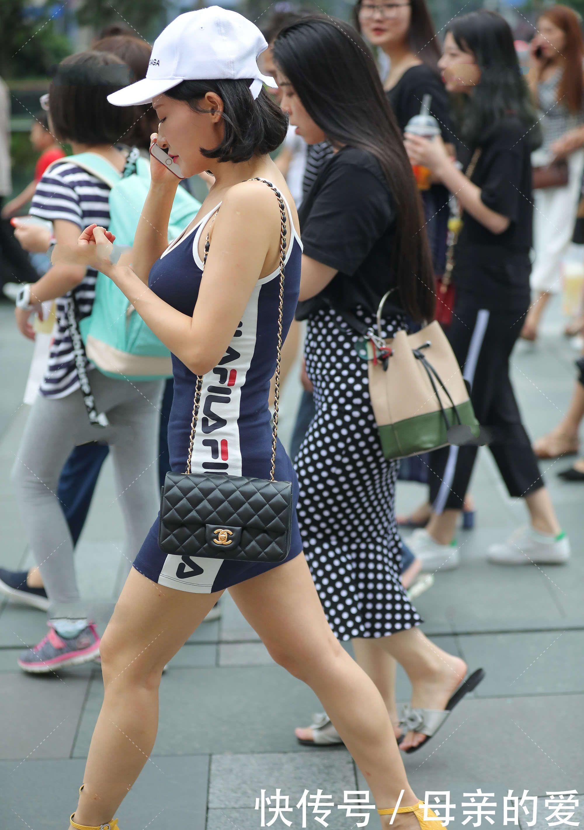 黄色|休闲连衣裙混搭风十足,搭配黄色高跟鞋有个性,穿搭新奇时尚