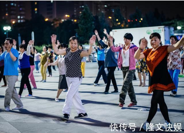 跳广场舞|5岁萌娃和家人走散,自己到警察局报警寻人我姥姥走丢啦