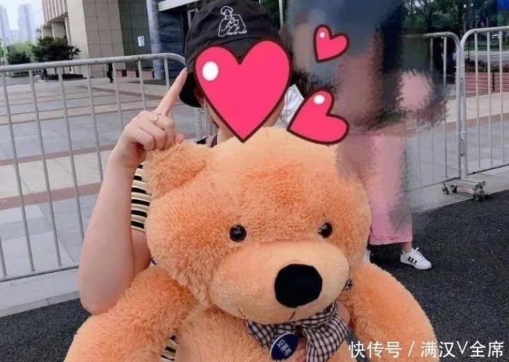 偶像练习生|蔡徐坤到底有多高？在他手里小小的玩具熊，粉丝拿着却“变了样”