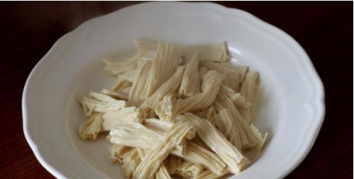 腐竹|香菇便宜又好吃,配上腐竹这样做,汤汁浓郁味道鲜美,特别下饭