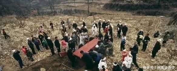 啥意思|俗语“坟后有坑绝人丁,白虎垂头少男愁”啥意思?古人的智慧