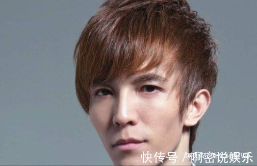 节目录制失控,何炅离席,成龙一脚踹向主持人,网友却说解气