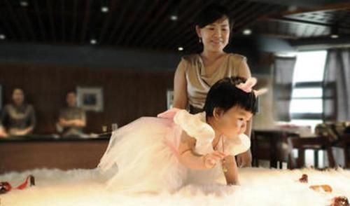 家长们|宝宝抓周,被爷爷随手放的“东西”吸引,全家人笑容逐渐消失