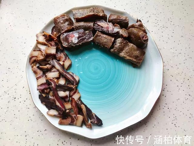 解馋|家常腊味三拼，加入一个鸡蛋蒸一蒸就上桌，简单又解馋