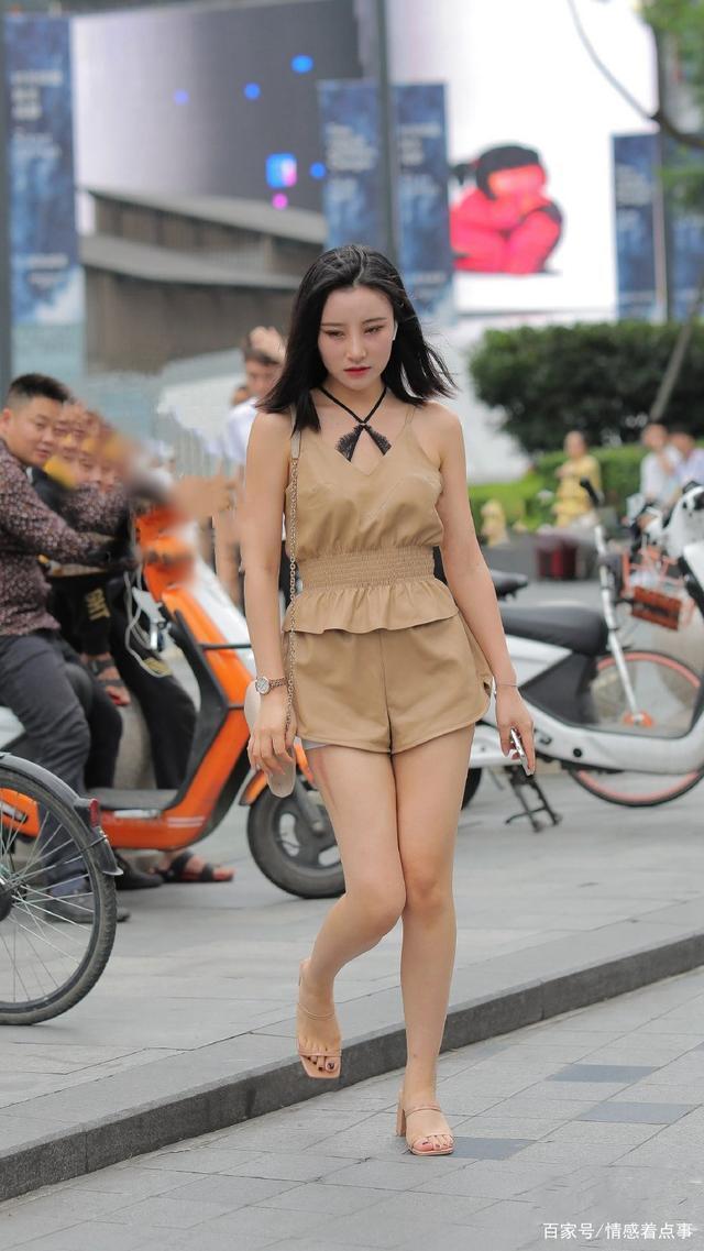 时尚穿搭卡其色上衣搭配卡其色短裤+凉鞋