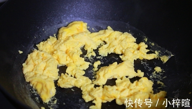 西红柿炒鸡蛋新做法，没放一滴油，用水炒蛋，口感滑嫩，热量更低