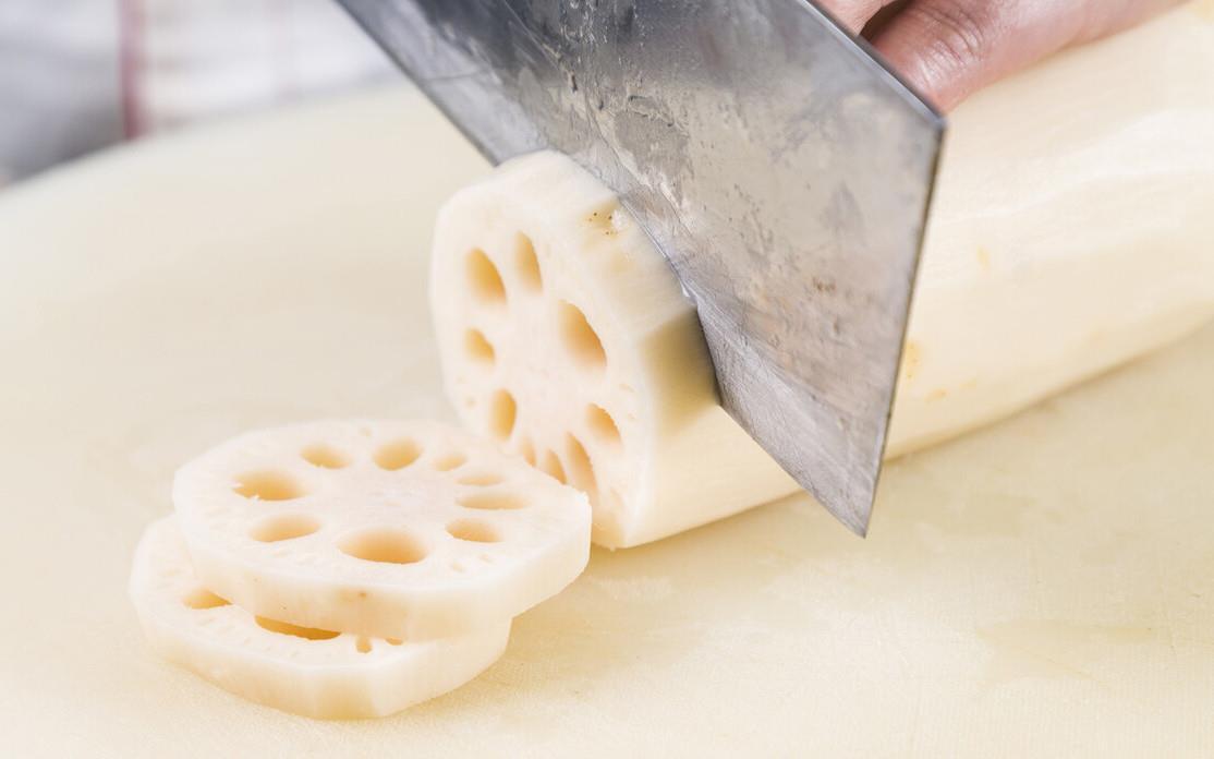 做凉拌藕片,为啥一焯水就变黑?大厨给你支两招,藕片洁白又脆嫩