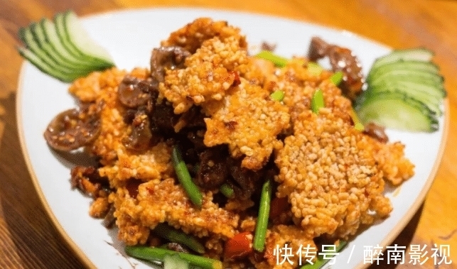 汁锅巴鸡片这菜上席后，呈金黄油亮逗人食欲，味道酸甜适当