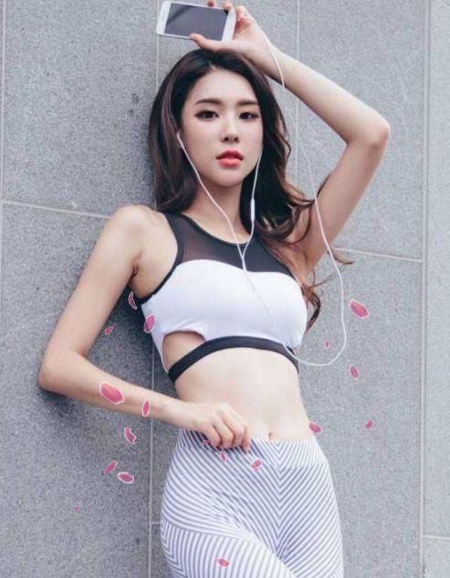 时尚街拍性感贤淑的小姐姐,可以用肤如凝脂形容