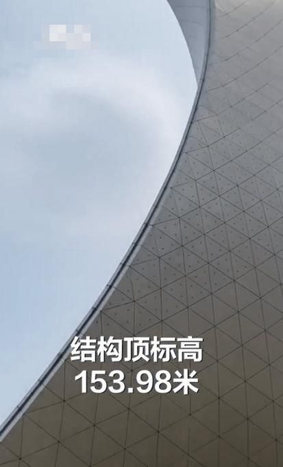 辽宁抚顺男童爬上地标建筑当滑梯，画面曝光！网友：极度危险