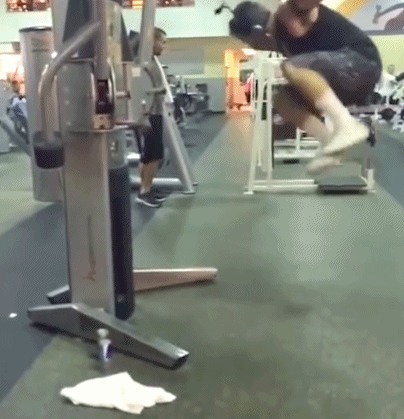 |搞笑GIF趣图大哥,你怕不是来健身,是来练武的吧!