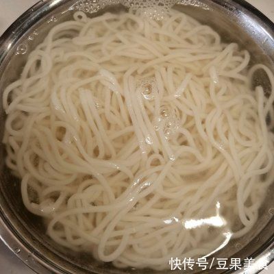 家常|每次做这道家常凉面，隔壁小孩都会来敲门