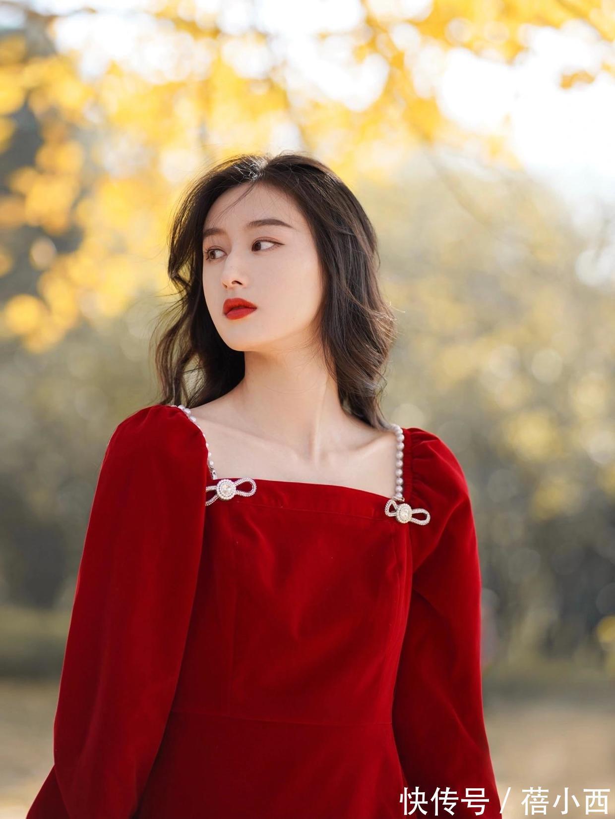 战袍 新年战袍你准备好了吗?“红色连衣裙”吸睛满分,优雅又有女人味