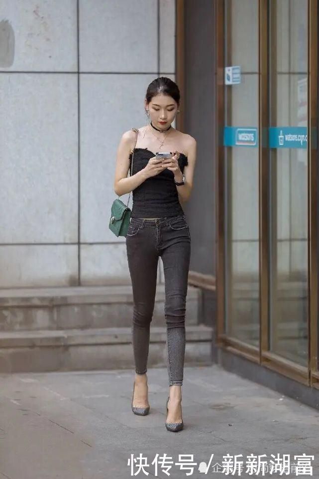 见过世面的成熟女士,夏季很少穿阔腿裤T恤,还是牛仔裤时髦显瘦