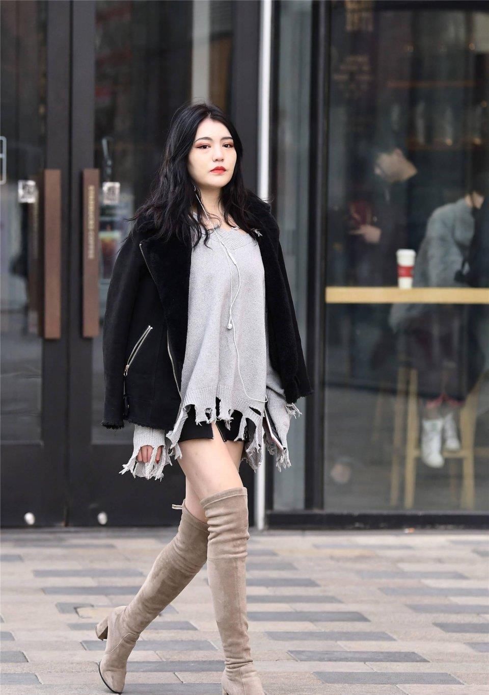 时尚漂亮的女生，冬天脱外套就是为了拍好看的照片