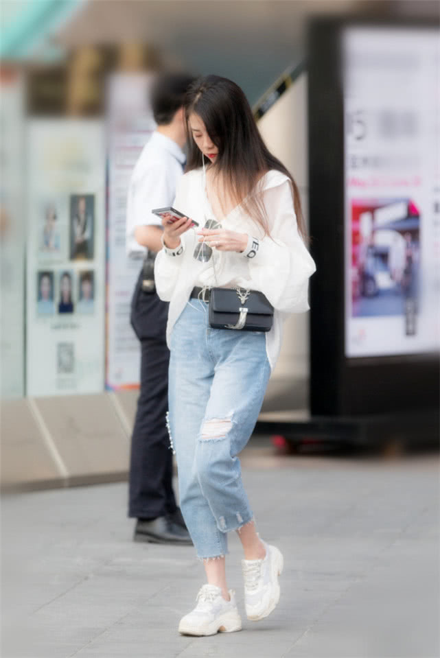 路人街拍青春时尚的小姐姐,街头彰显个性的穿搭,美得不像话!