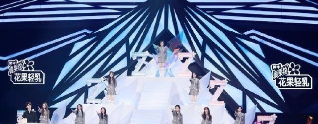 像公主|许佳琪参加THE9毕业晚会,美得让人窒息,活脱脱像公主一样