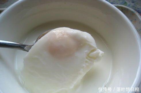 煮荷包蛋总是会煮散其实只需一碗凉水,荷包蛋不散还更好吃