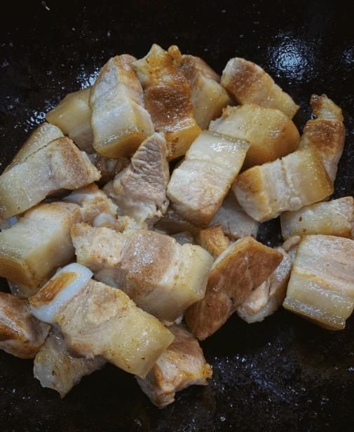 红烧肉焯不焯水？不加一滴水，不炒糖色，出锅红亮诱人，肥而不腻