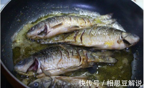 油温|煎鱼时,万万不可直接下锅煎,只需掌握2个诀窍,鱼不粘锅没腥味