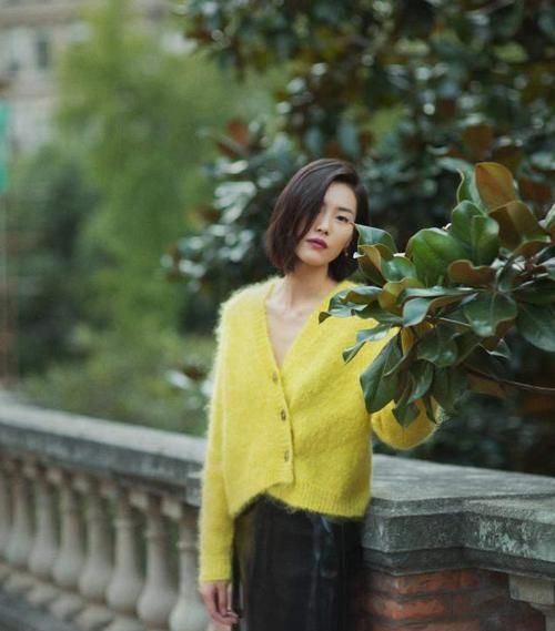 ?别只会穿黑白灰，学习刘雯的“彩色”穿搭技巧，好看又显高级