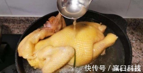 爽脆|白切鸡，不只是放姜葱，少了它，鸡皮根本不会变黄