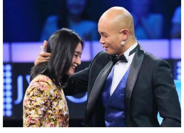 捂臉|謝娜遭樂嘉強(qiáng)吻？屢次揩油女嘉賓，如今樂嘉捂臉哭泣回應(yīng)