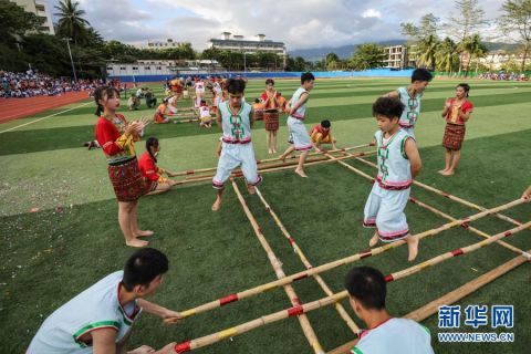 学生在保亭中学校园|海南保亭：校园欢跳竹竿舞